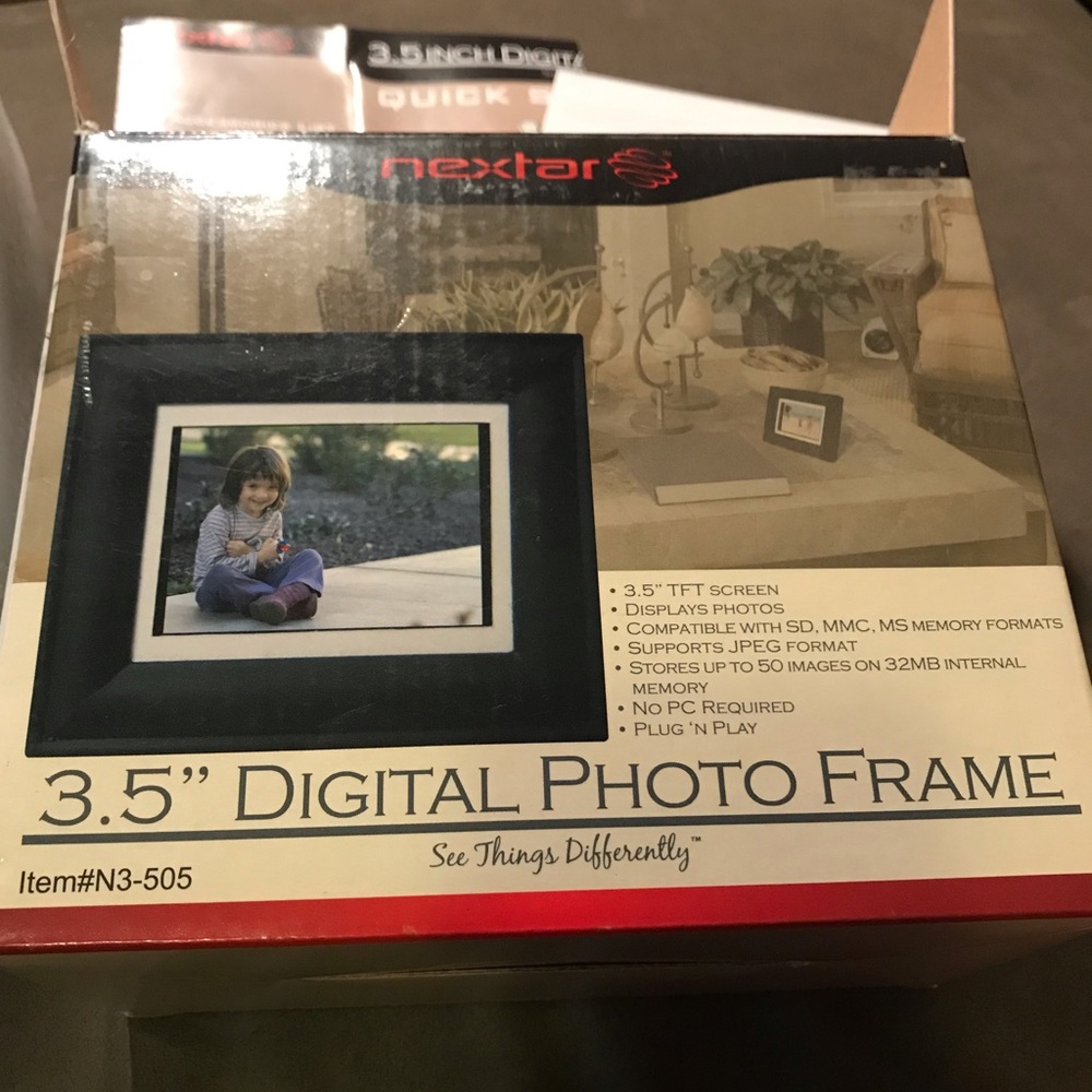 3.5” digital photo frame - new in box